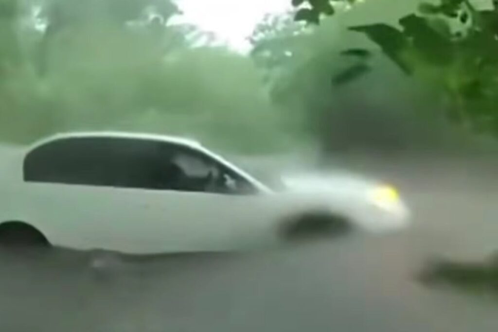 Auto bloccata da nubifragio in Texas