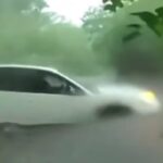 Auto bloccata da nubifragio in Texas