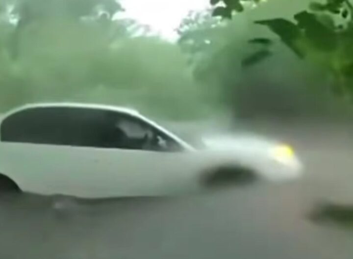 Auto bloccata da nubifragio in Texas