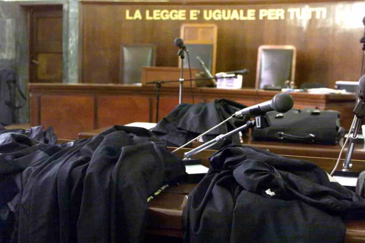 Delle toghe in un'aula di tribunale
