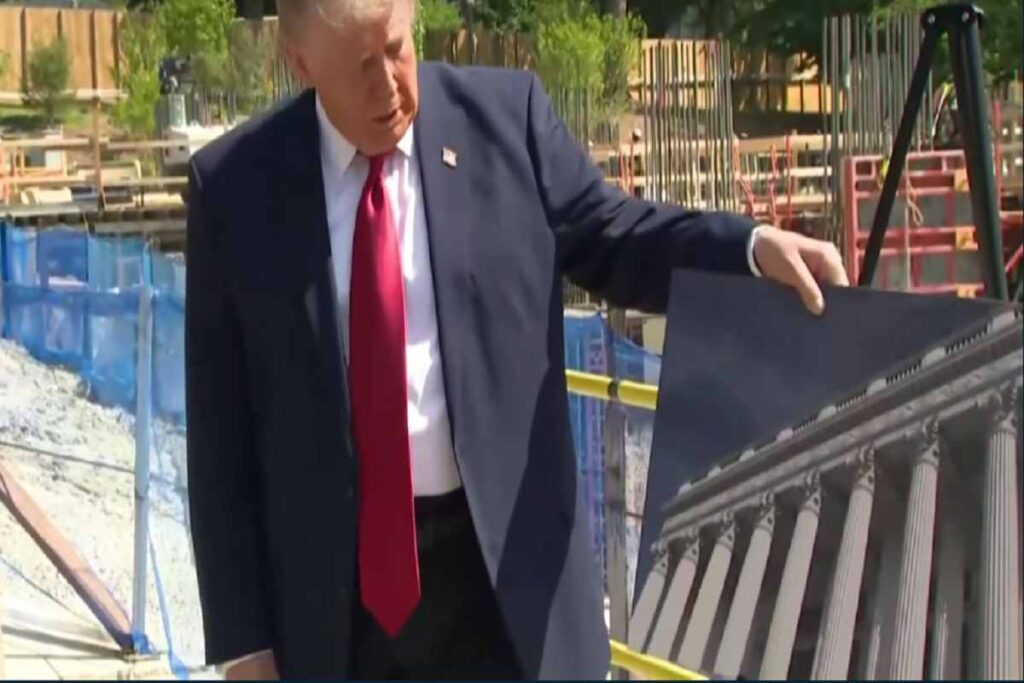 Trump mostra come sarà la sala da ballo durante un sopralluogo ai lavori di realizzazione