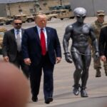 Donald Trump e la foto generata con l'IA mentre scorta un alieno