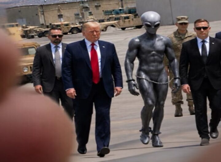 Donald Trump e la foto generata con l'IA mentre scorta un alieno