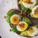 uova su pane con avocado