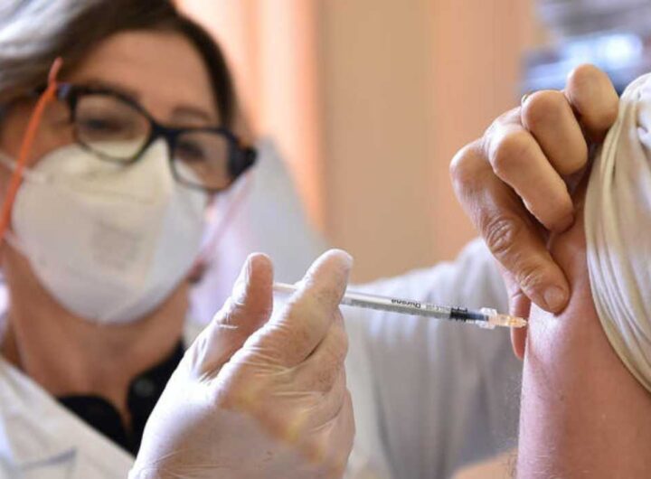 Una dottoressa vaccina un paziente