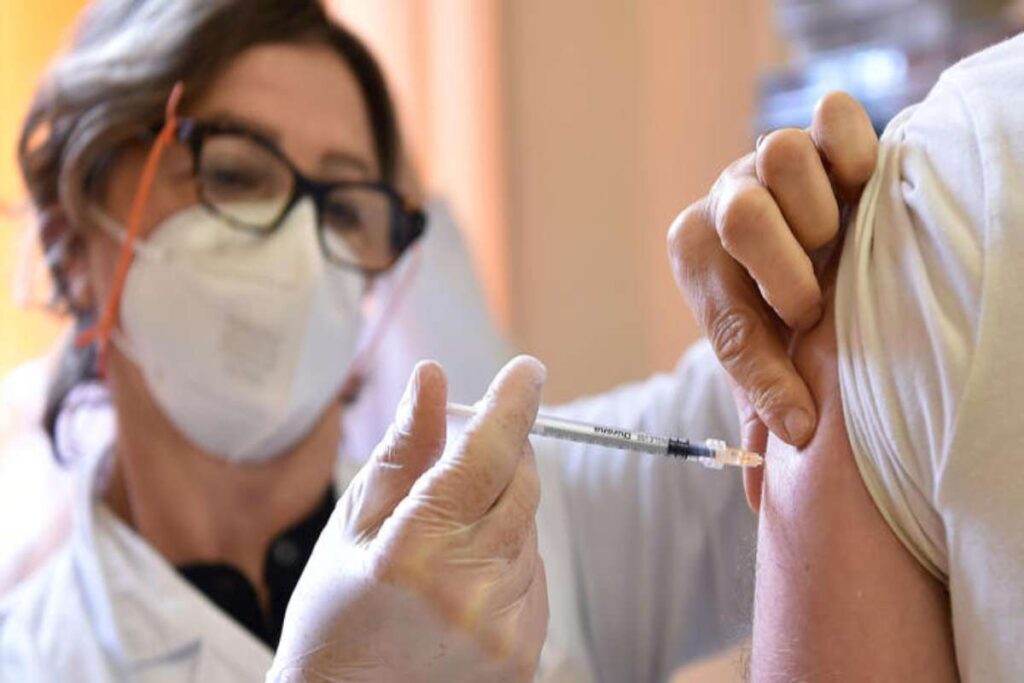 Una infermiera inietta un vaccino