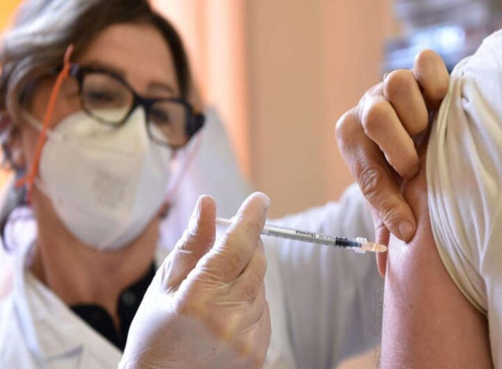 Una infermiera inietta un vaccino
