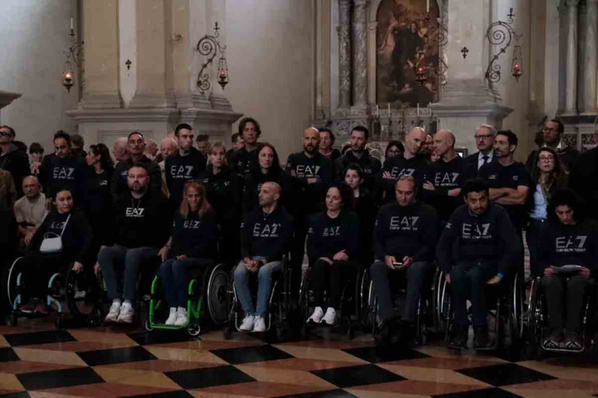 In 2mila ai funerale di Alex Zanardi, sotto all’altrare la sua handbike