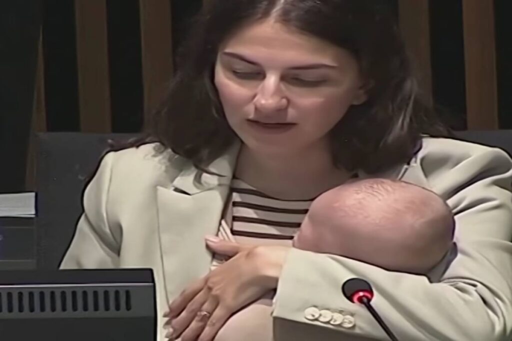 Ministra svedese al Consiglio europeo con il figlio di pochi mesi