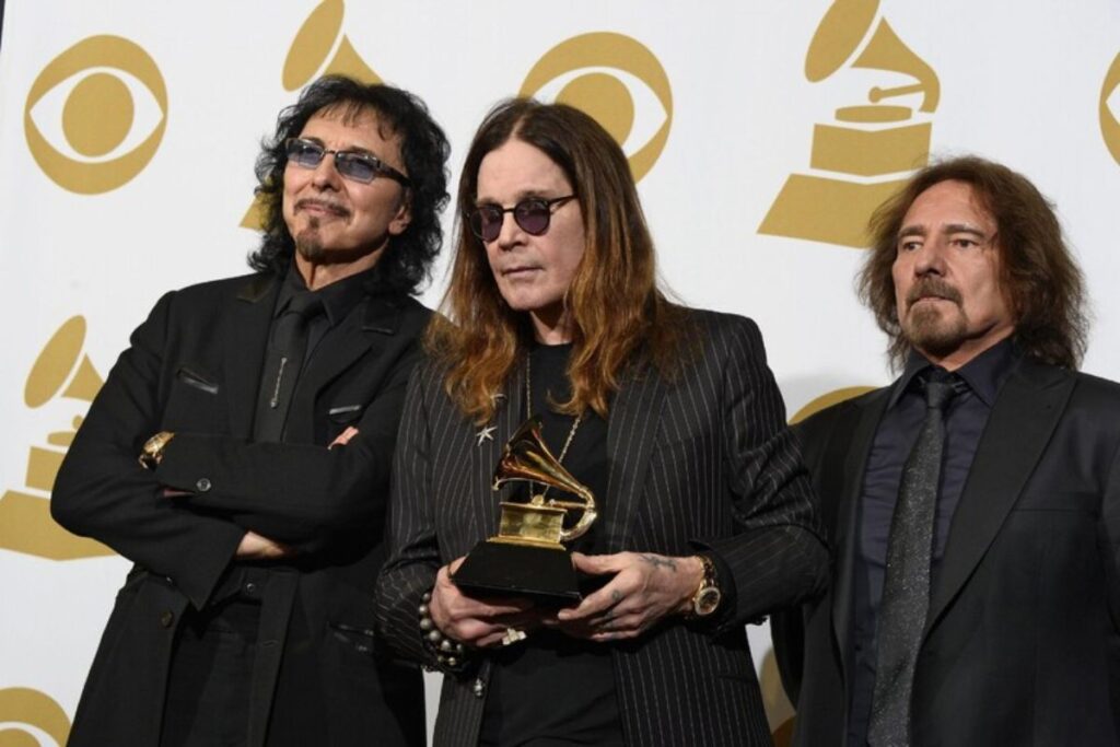 Toni Iommi, Ozzy Osbourne e Geezer Butler, tre dei quattro fondatori dei Black Sabbath, mentre ricevono uno degli innumerevoli premi alla carriera