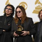 Toni Iommi, Ozzy Osbourne e Geezer Butler, tre dei quattro fondatori dei Black Sabbath, mentre ricevono uno degli innumerevoli premi alla carriera