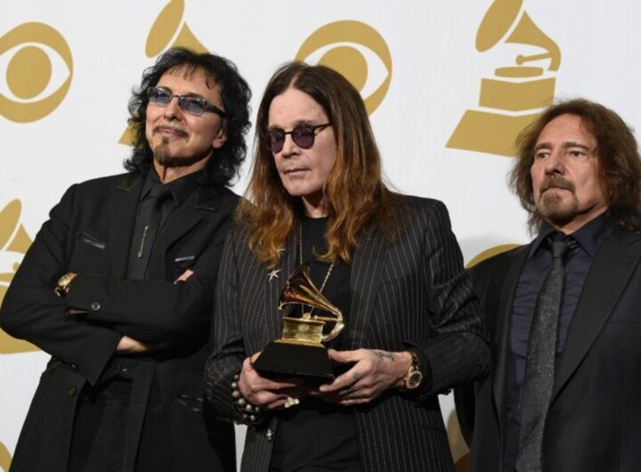 Toni Iommi, Ozzy Osbourne e Geezer Butler, tre dei quattro fondatori dei Black Sabbath, mentre ricevono uno degli innumerevoli premi alla carriera