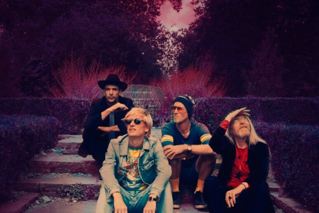 I quattro componenti dei Kula Shaker in una fotografia promozionale
