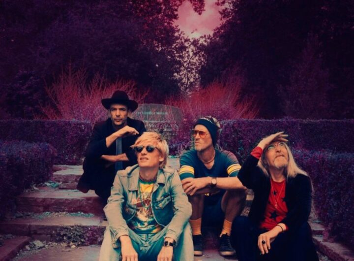 I quattro componenti dei Kula Shaker in una fotografia promozionale