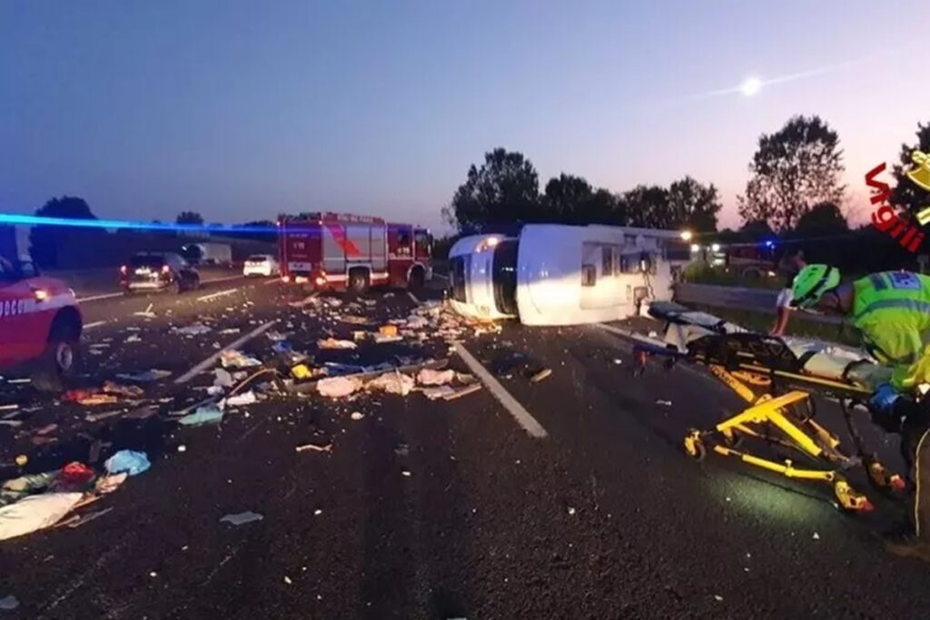 Scontro tra mezzo pesante e camper sulla A1
