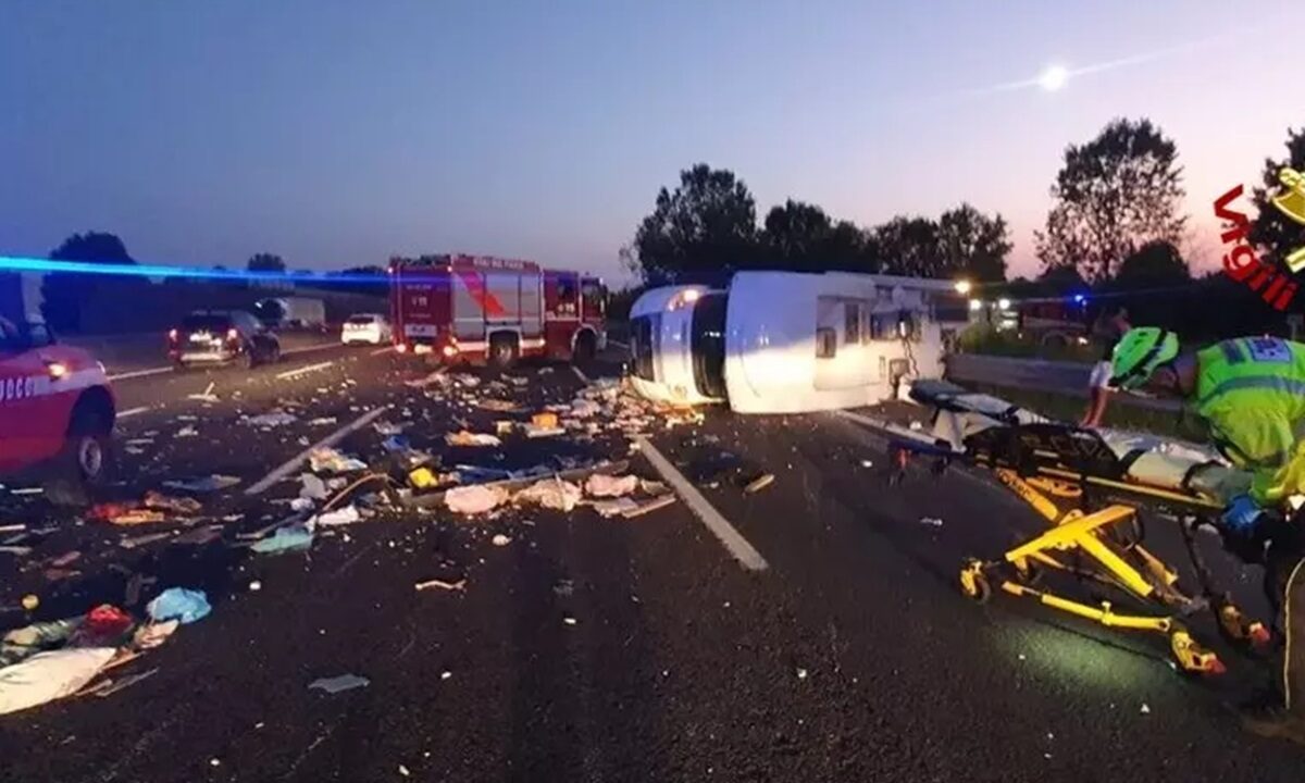 Scontro tra mezzo pesante e camper sulla A1