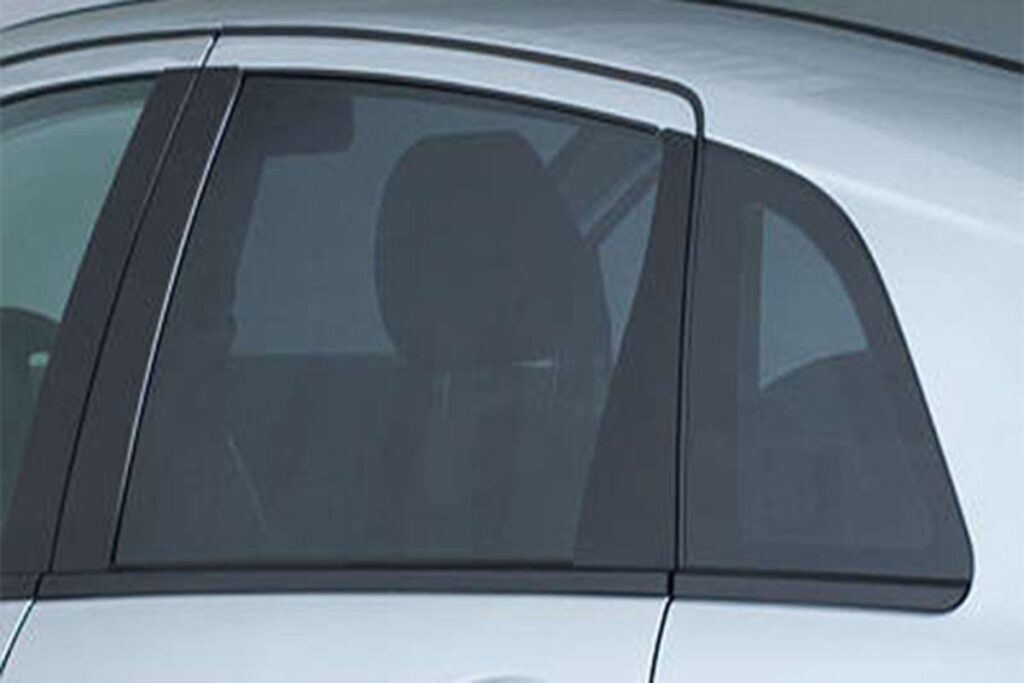 Un'auto al sole