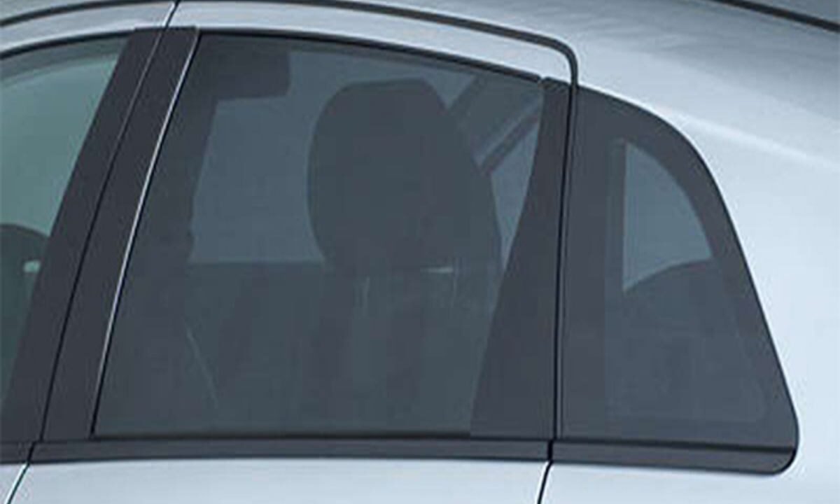 Un'auto al sole