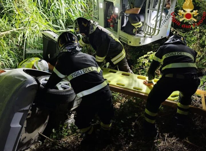 L'auto finita in una scarpata a Roma