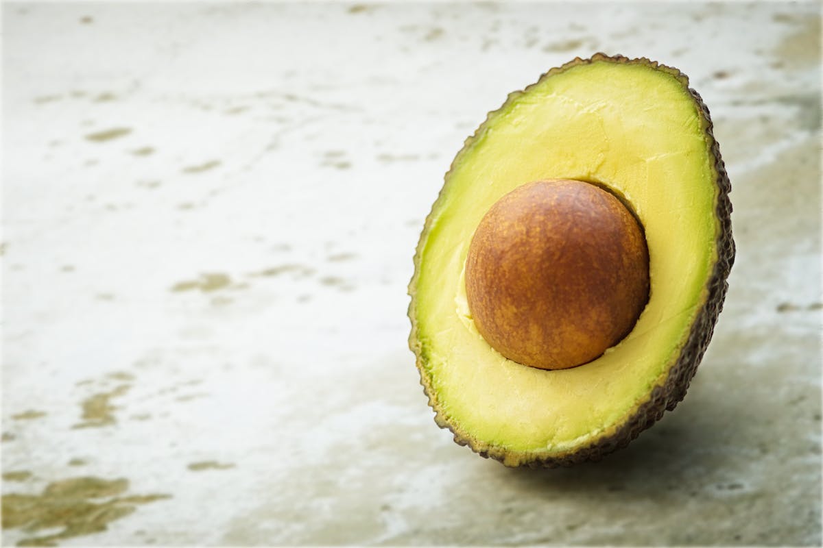 Attenzione al trucco dell’avocado in acqua diventato virale su TikTok: gli esperti lanciano l’allarme