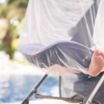 Un bambino alle prese col caldo