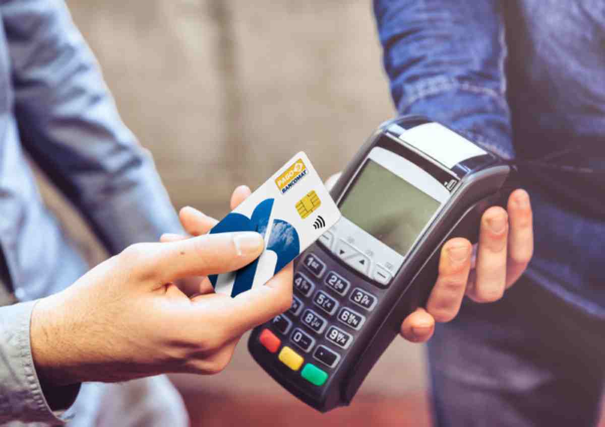 Un bancomat in uso