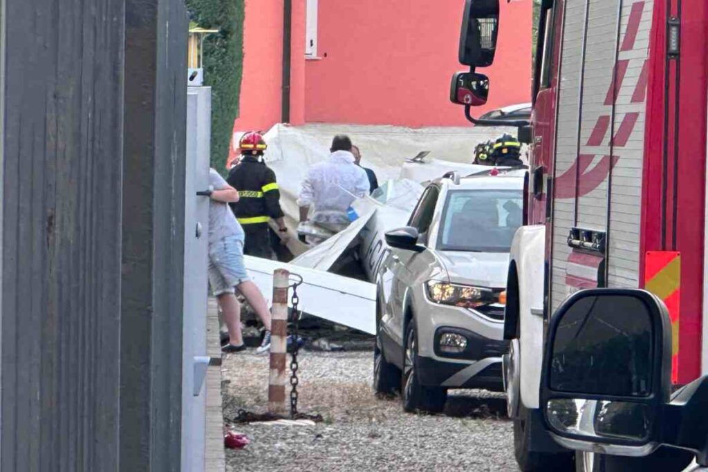 Ultraleggero si schianta contro il muro di una villetta, un morto e un ferito: "Ha urtato i cavi dell'elettricità"