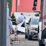 Ultraleggero si schianta contro il muro di una villetta, un morto e un ferito: "Ha urtato i cavi dell'elettricità"