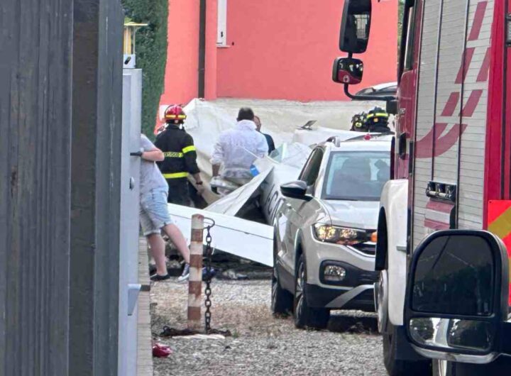 Ultraleggero si schianta contro il muro di una villetta, un morto e un ferito: "Ha urtato i cavi dell'elettricità"