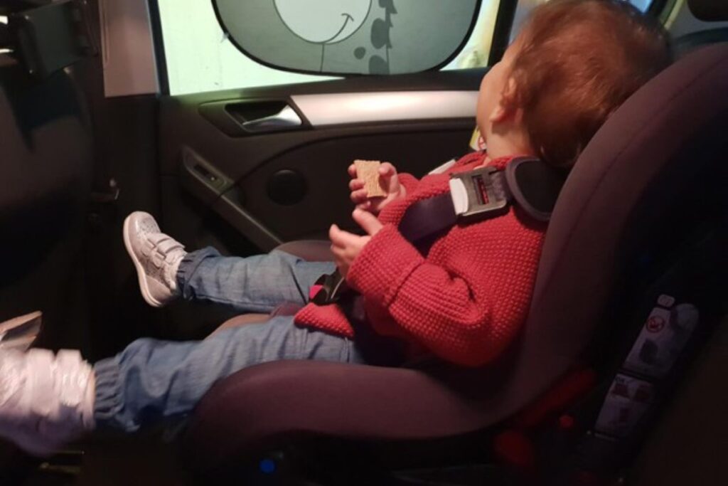 bimba in auto