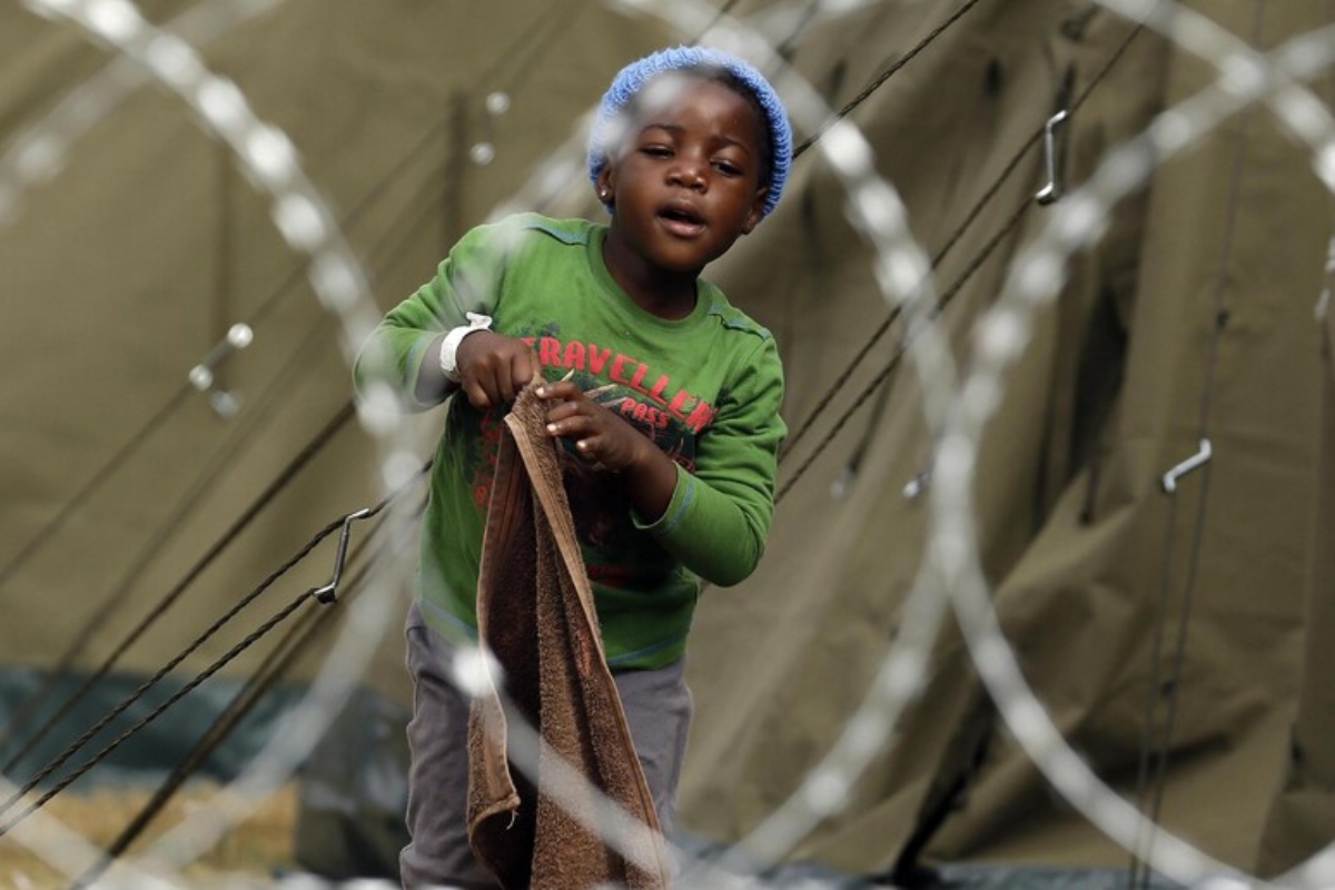 Sudafrica, la xenofobia dilaga: ultimatum illegali e caccia allo straniero, migranti africani in fuga