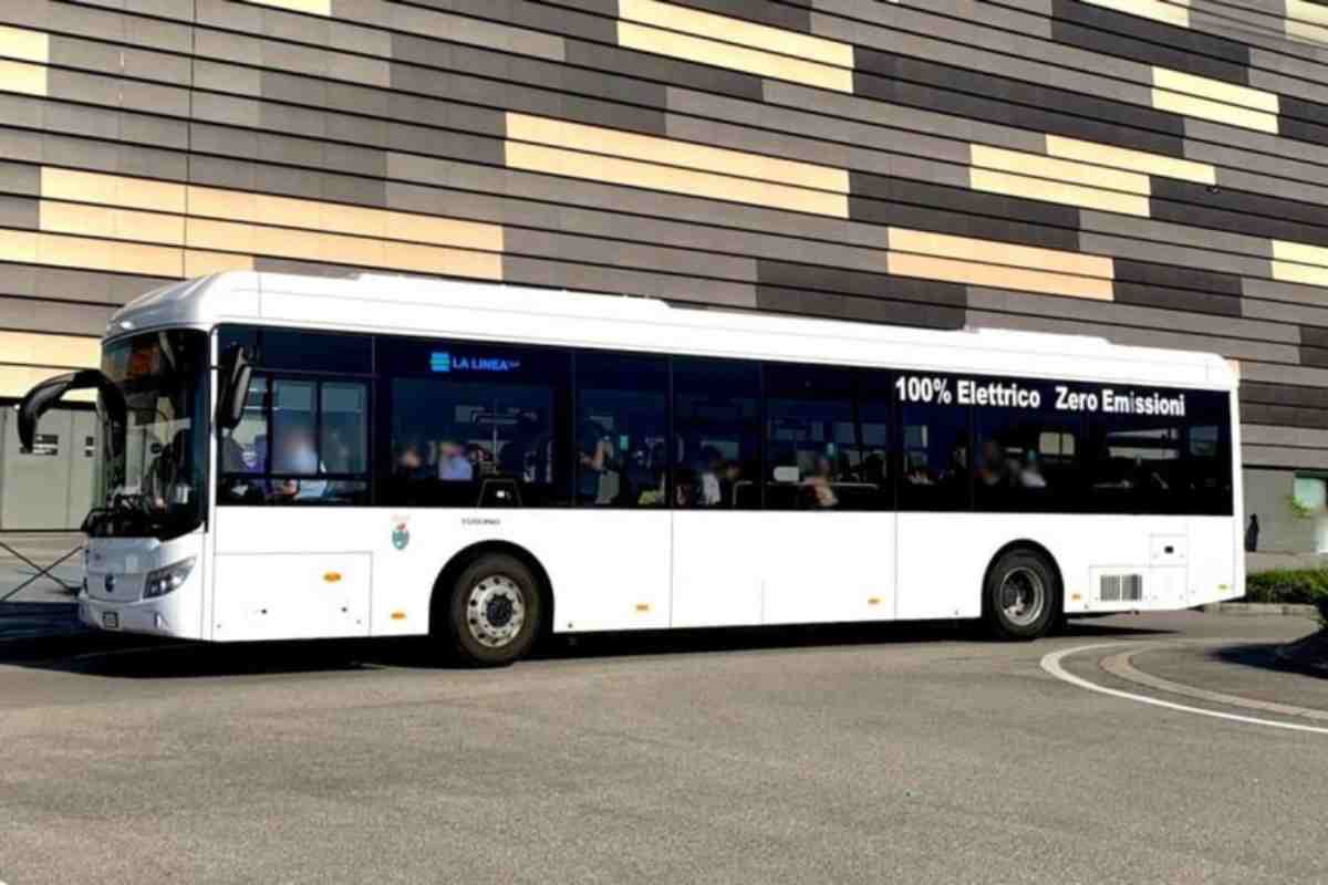 Sale sul bus, mostra le parti intime e si masturba davanti ad una passeggera