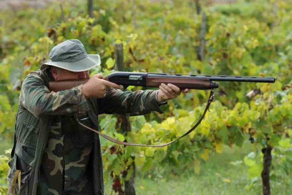 Un cacciatore pronto a sparare