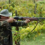 Un cacciatore pronto a sparare