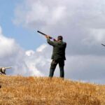 Un cacciatore punta il fucile