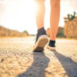 Una persona che cammina