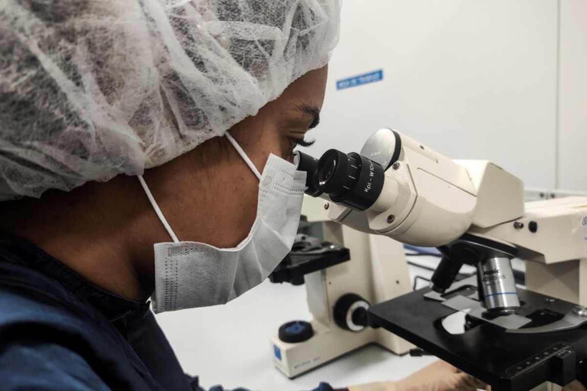 Una ricercatrice guarda al microscopio