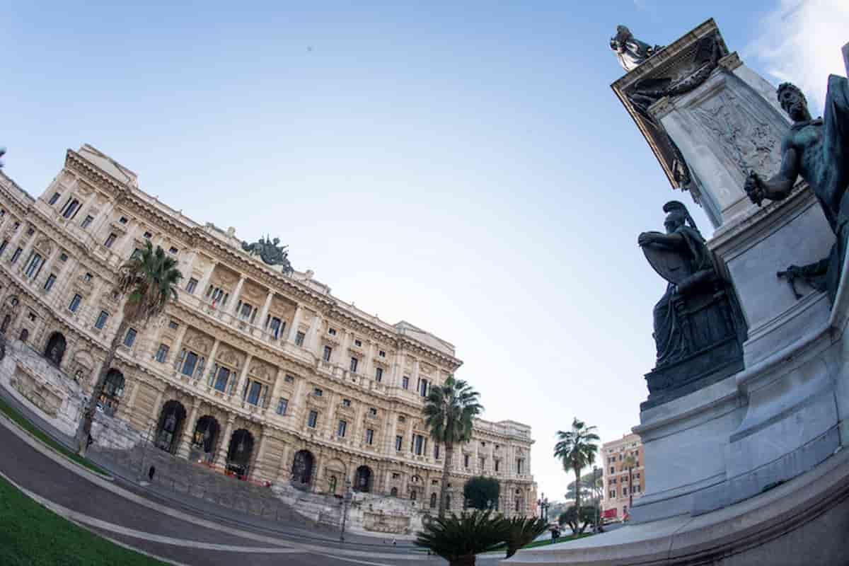 Sputa in faccia al collega che non voleva saperne di rompere la relazione: annullato il licenziamento