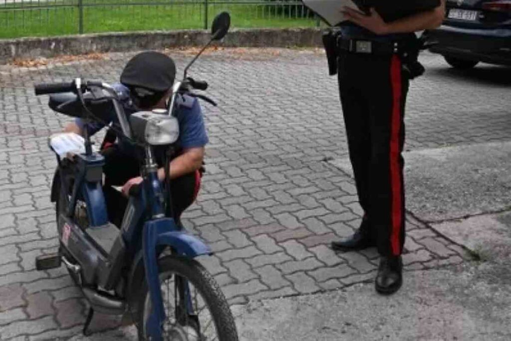 Carabinieri controllano un "Ciao" della Piaggio