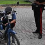 Carabinieri controllano un "Ciao" della Piaggio