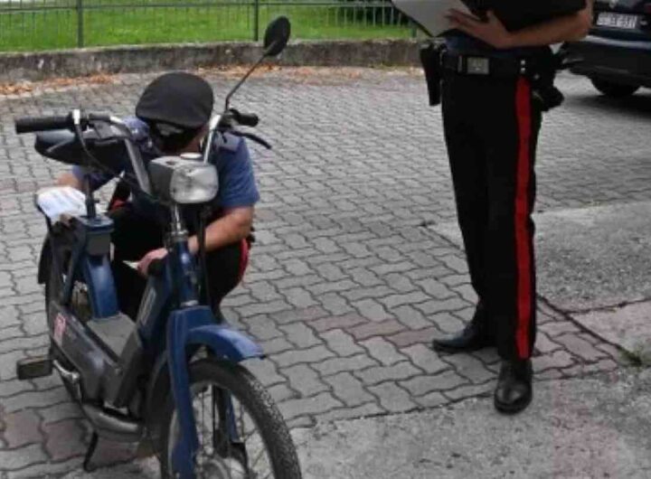 Carabinieri controllano un "Ciao" della Piaggio
