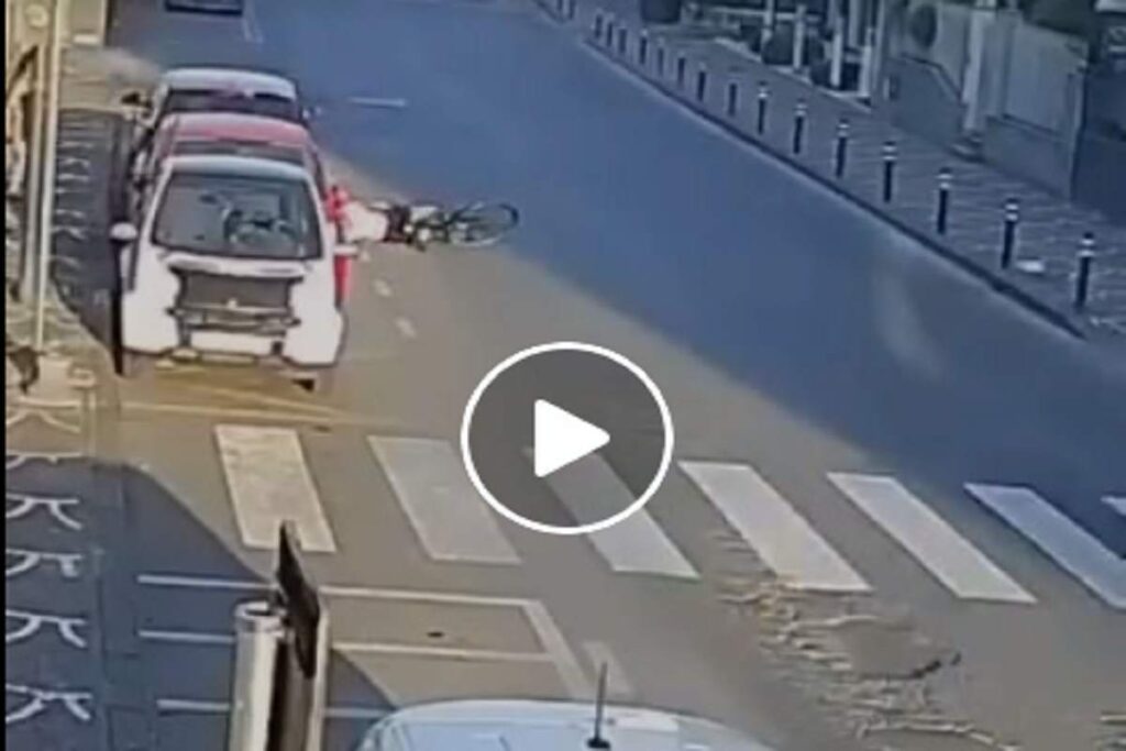 Il video dell'anziano ciclista spinto a terra da un gruppo di giovani in scooter a Pompei