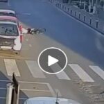 Il video dell'anziano ciclista spinto a terra da un gruppo di giovani in scooter a Pompei