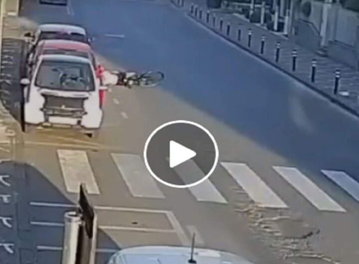 Il video dell'anziano ciclista spinto a terra da un gruppo di giovani in scooter a Pompei