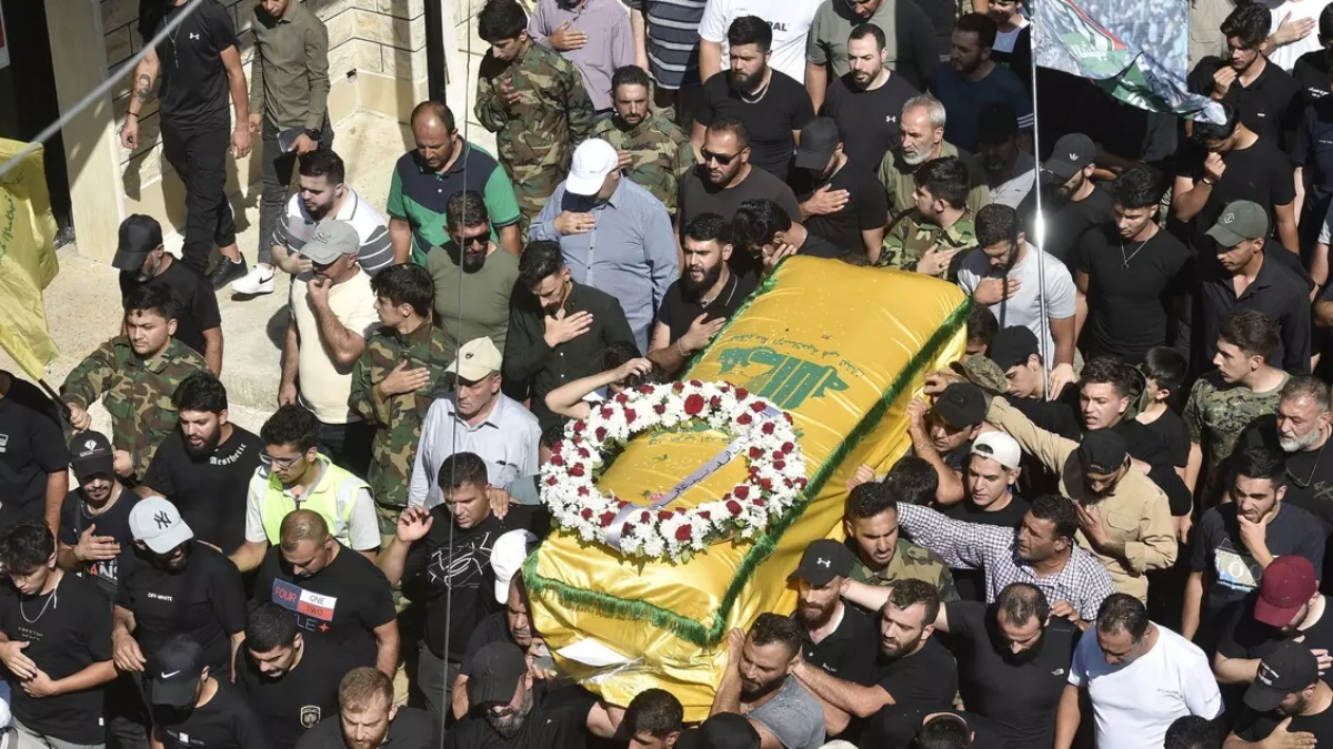 Libano, carri armati e spari israeliani contro un corteo funebre al cimitero di Haddatha
