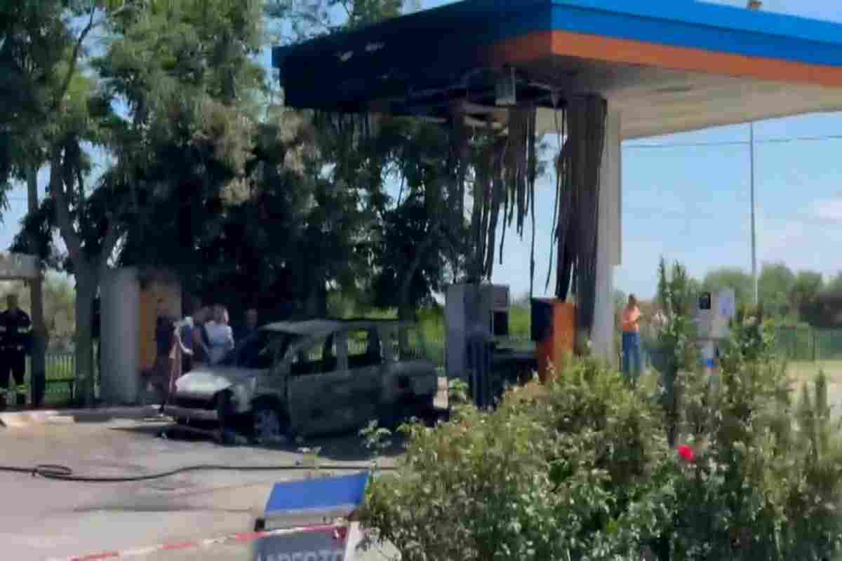 I corpi di quattro persone trovati in un'auto carbonizzata: "Sono stati uccisi"