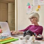 donna al lavoro
