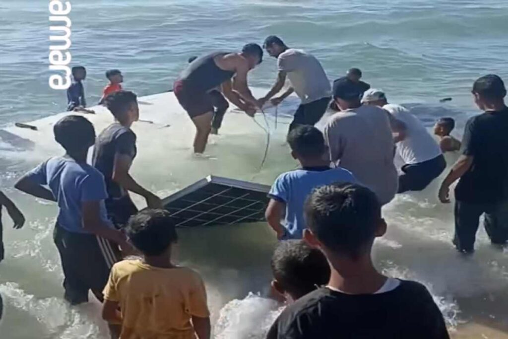 Flotilla, una delle barche abbordate da Israele in mare aperto arriva sulle coste di Gaza