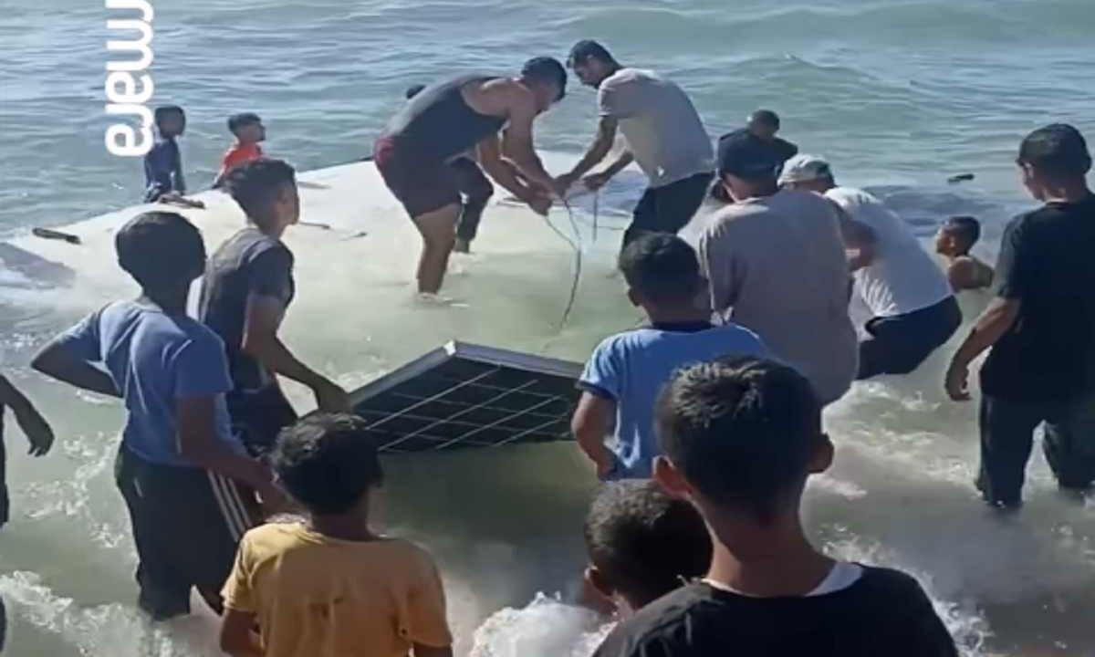 Flotilla, una delle barche abbordate da Israele in mare aperto arriva sulle coste di Gaza