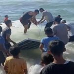 Flotilla, una delle barche abbordate da Israele in mare aperto arriva sulle coste di Gaza